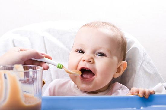 Prawidłowo karm dziecko, lub kiedy wprowadzić karmienie uzupełniające w karmieniu piersią