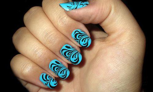 manicure z monogramem