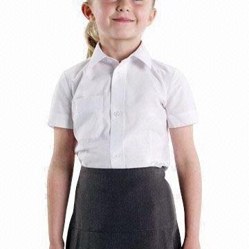 Przedmiot obowiązkowy w szafie dziecięcej - bluzka szkolna