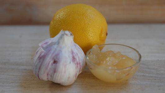 Miód, cytryna i czosnek: czyszczenie naczyń w domu